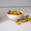 Bio curry kesudió közeli felvétel – ropogós kesudiószemek fűszeres curry bevonattal, természetes összetevők