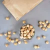 Egész, sózott bio makadámdió közeli fotó – Bionuss bio nassolnivaló (HU-ÖKO-01)